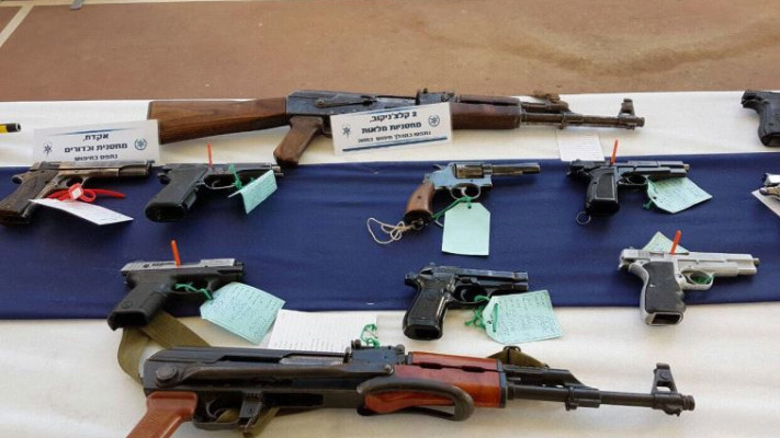 תערוכת כלי הנשק שהוחרמו בדרום. צילום: דוברות המשטרה 