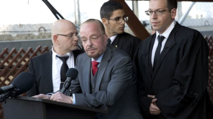 שפטל עם צוות ההגנה שפרש. צילום: תומר אפלבאום, הארץ