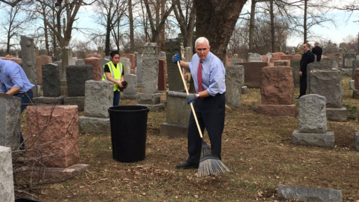 כבר מתכונן לחדר הסגלגל? מייק פנס בבית הקברות היהודי בסנט לואיס שחולל. צילום: צילום מסך מתוך טוויטר