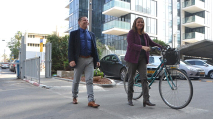 כבל ויחימוביץ' בדרכם להגיש את הטפסים 