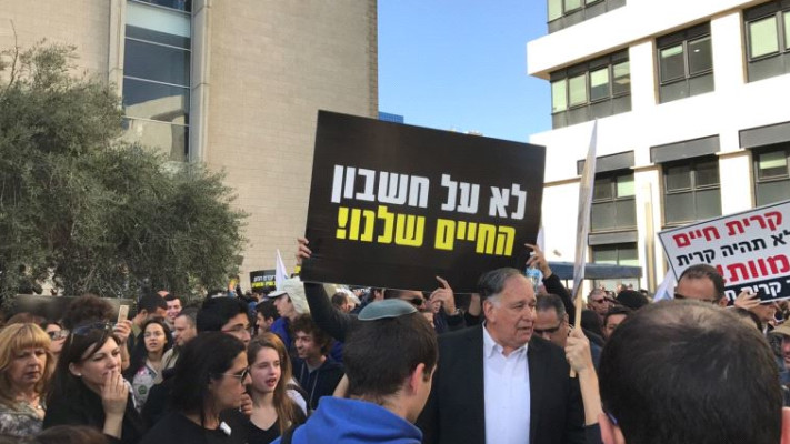 יונה יהב בהפגנות נגד מיכל האמונה. דורש מנתניהו לנטרל את האיום שמהווה המיכל. צילום: דוברות עיריית חיפה