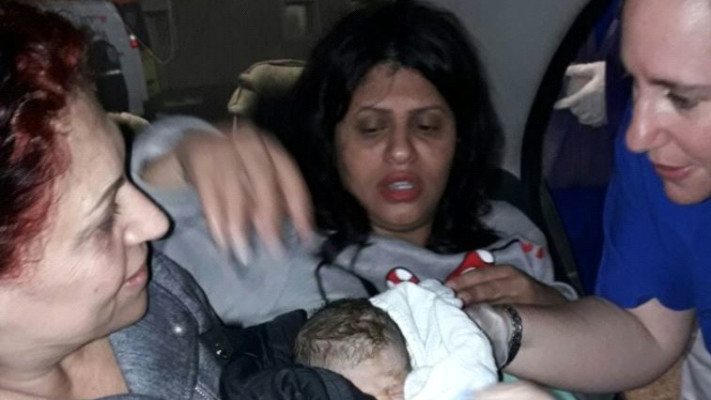 &quot;תהיו מוכנים, יש תינוק בדרך&quot;. עפרה מיילדת את עינב בדרך . צילום משפחתי