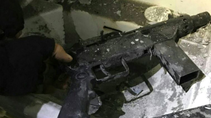 הנשק שנמצא הלילה בבית המחבל. צילום: דוברות המשטרה 