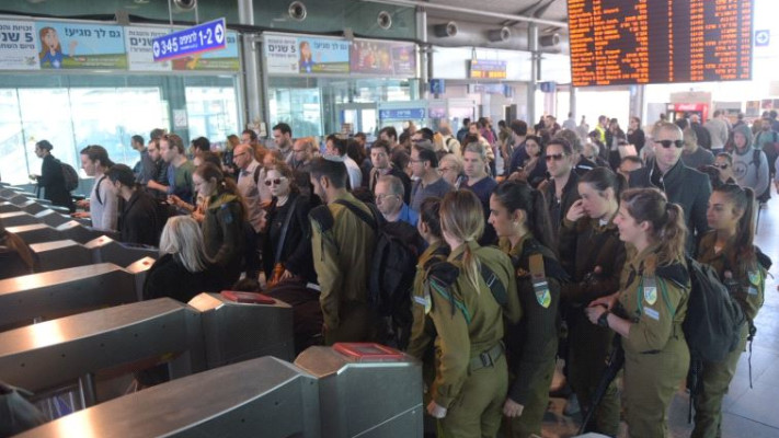תורים ארוכים בתחנת הההגנה הבוקר. צילום: אבשלום ששוני 