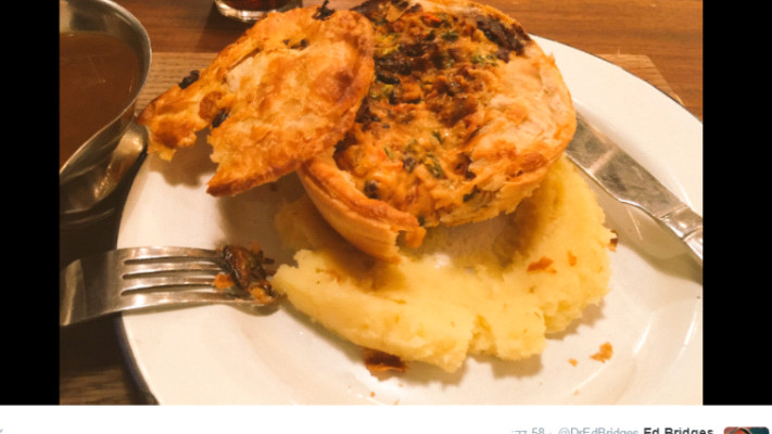 היא ממש אוהבת את הפאי. צילום מסך דרך טוויטר