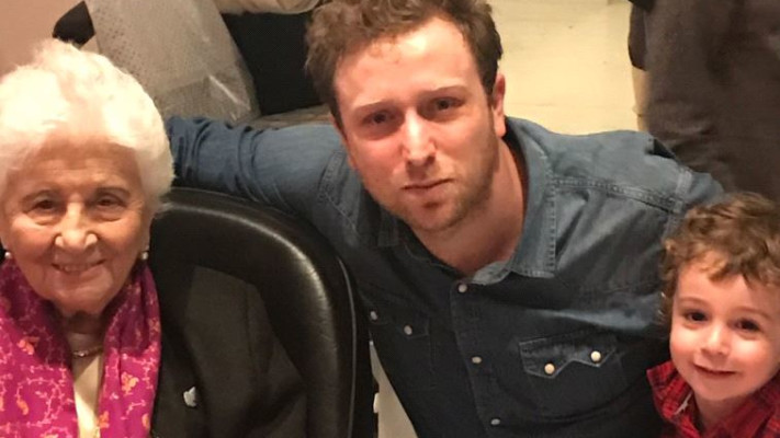 ליאור דיין ובנו עם רות דיין ביום הולדתה