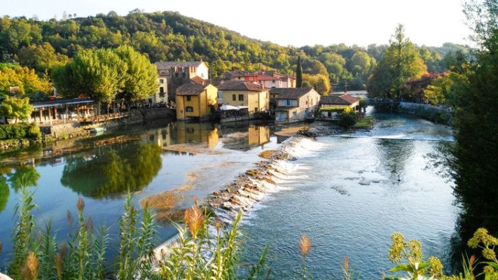 העיירה בורגטו על נהר המינצ'יו.