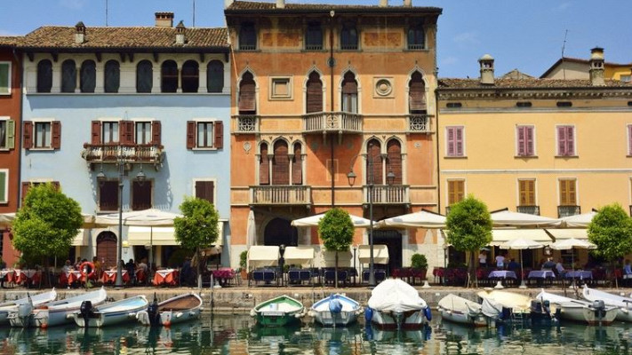 הנמל בד'סנזאנו. העיירה הגדולה באגם גארדה.