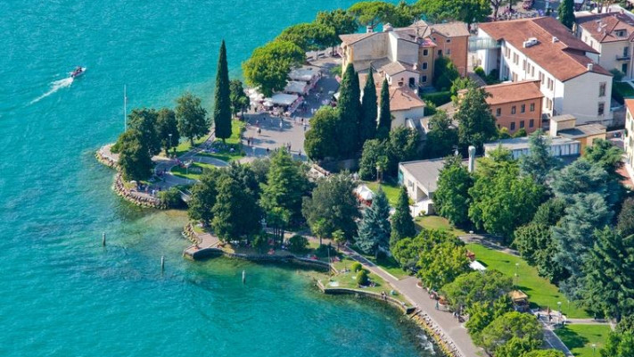 פונטה סאן ויגיליו: מקום טוב לרבוץ על גדת האגם.