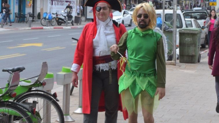 מחופשים ברחובות. צילום אבשלום ששוני