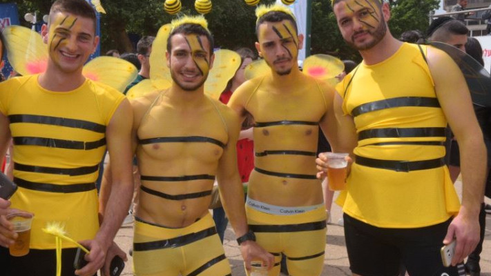 דבורים בכיכר הבימה. צילום: אבשלום ששוני