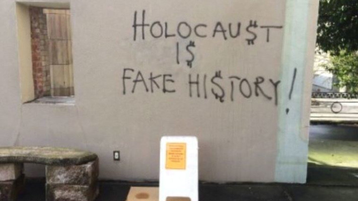 הכתובת שרוססה בסיאטל. צילום מסך: טוויטר