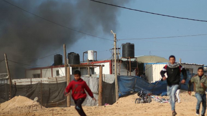 אזרחים בעזה בורחים בעקבות הפצצה של חיל האוויר. צילום: רויטרס 