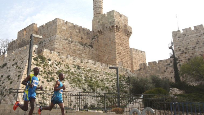 רצים בבירה. צילום: מרק ישראל סלם