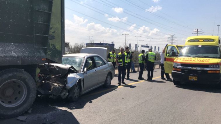 זירת התאונה סמוך לגן יבנה. צילום: דוברות המשטרה