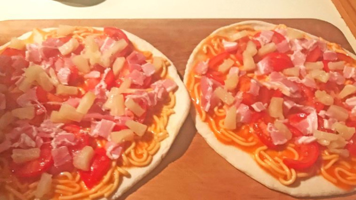 פיצה עם ספגטי. צילום מסך דרך פייסבוק