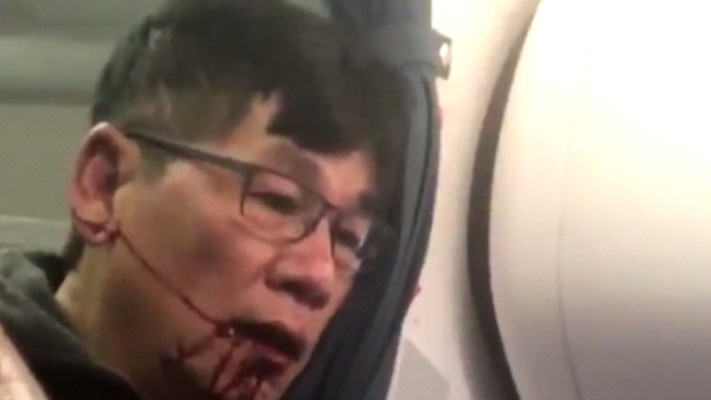 הנוסע שהורד מטיסת יונייטד איירליינס, צילום: צילום מסך טוויטר 