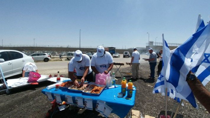 בשרים מחוץ למתקן הכליאה. צילום: האיחוד הלאומי