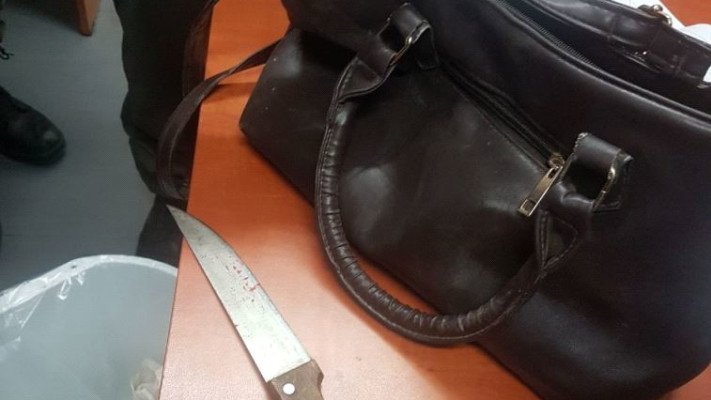 הסכין בו דקרה המחבלת, הבוקר בקלנדיה. צילום: דוברות המשטרה