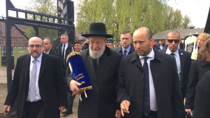 בנט עם הרב ישראל לאו במצעד החיים בפולין