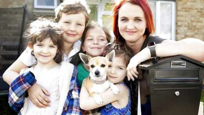 שרה, הילדים שלה וטייני הכלב האימתני. צילום מסך