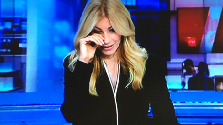 מגישת 'מבט' פורצת בבכי במהדורה. צילום מסך