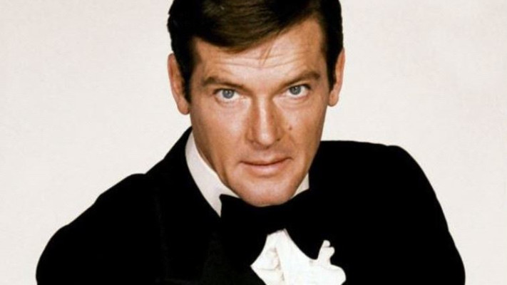 רוג'ר מור מגלם את ג'יימס בונד 
