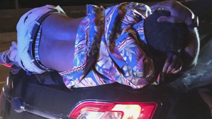 נכנסו למכונית ולא הסתכלו על תא המטען, שם ישן השיכור