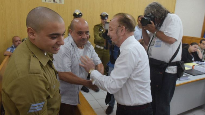 עו&quot;ד שפטל עם אלאור אזריה ואביו צ'רלי בבית המשפט. יחכו להודעה הרמטכ&quot;ל. צילום: אבשלום ששוני