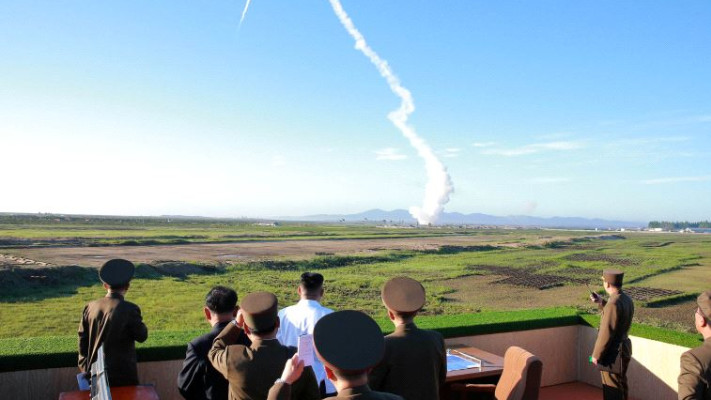 קים ג'ונג און צופה בשיגור טיל בליסטי. לפי הדוח, מדינתו ניסתה לסייע לתכנית הטילים הסורית. צילום: רויטרס