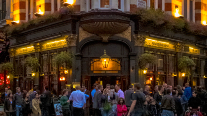 גוגל סטריט יו .The Leicester Arms in Soho המקום בו צולם הזוג