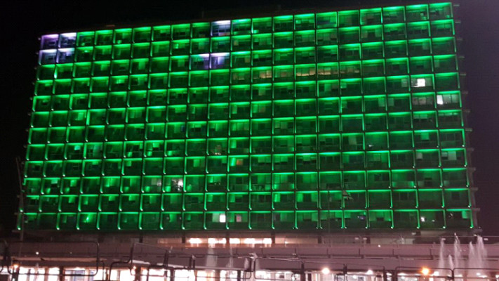 בניין עיריית תל אביב מואר בירוק במחאה על פרישת טראמפ מהסכם האקלים. צילום: יח"צ