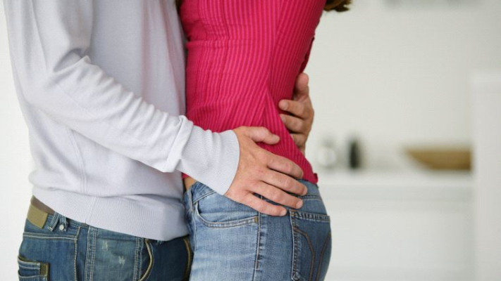 גילתה שאביה ואחותה החורגת נישאו ואף בהריון