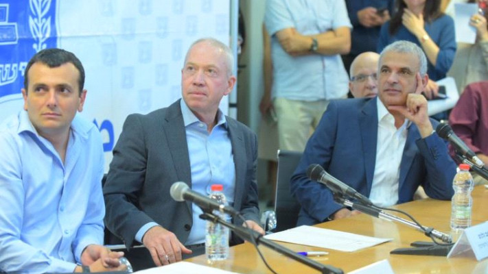 משה כחלון ויואב גלנט במסיבת עיתונאים. צילום: אבשלום ששוני