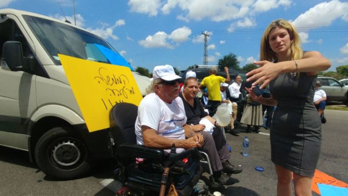 הנכים חוסמים את הכניסה לנתב&quot;ג. צילום: מטה מאבק הנכים