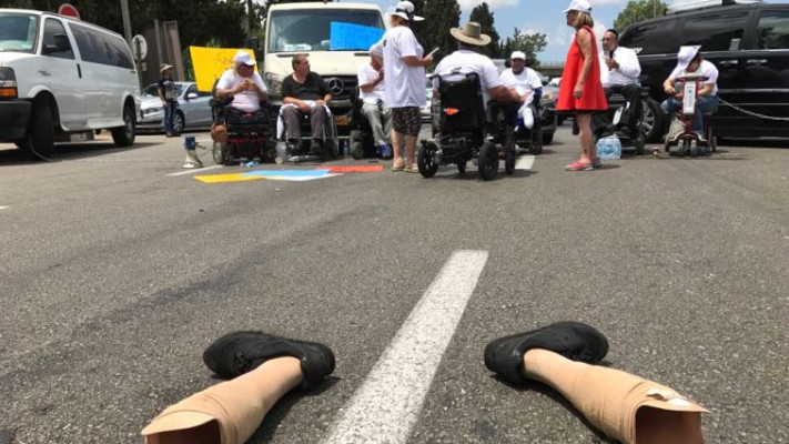 המוחים פיזרו רגליים תותבות על הכביש במחאה. צילום: אבשלום ששוני