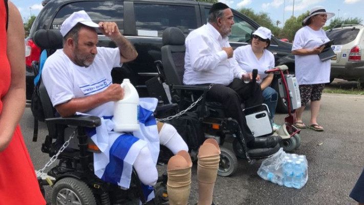 המטה למאבק הנכים מפגין בנתב&quot;ג. צילום: אבשלום ששוני