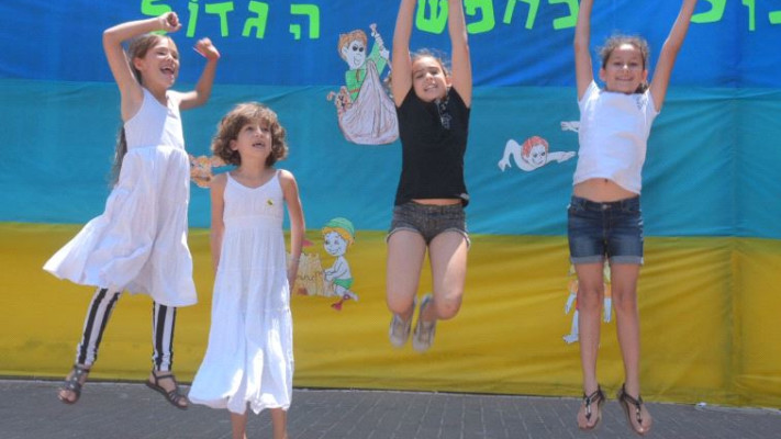 תלמידות ביה&quot;ס גבריאלי בת&quot;א יוצאות לחופש. צילום: אבשלום ששוני