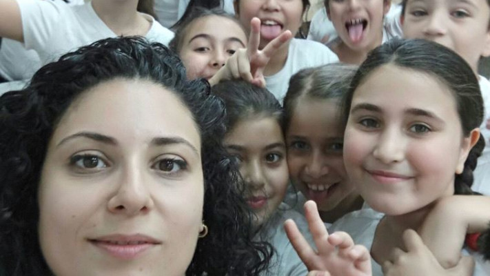 תלמידי כיתה ג' בית ספר יוספטל באזור עם המורה לימור פסי