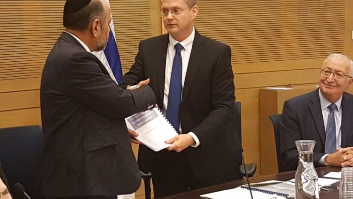 ח&quot;כ עודד פורר מגיש את מסקנות הועדה לח&quot;כ יעקב מרגי