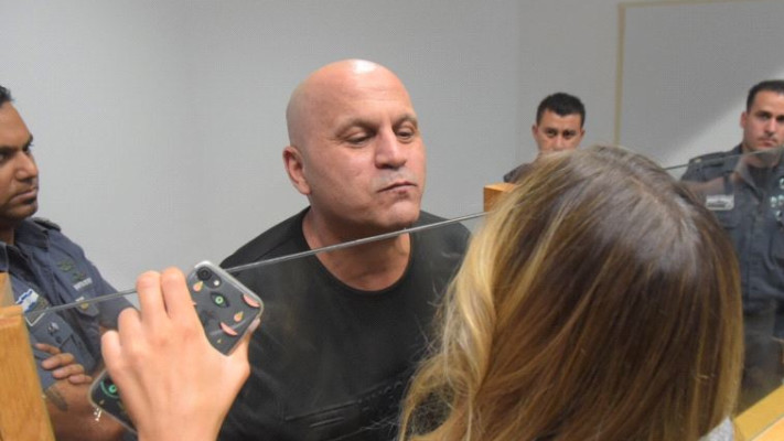 ריקו שירזי עם משפחתו בבית המשפט. צילום: אבשלום ששוני