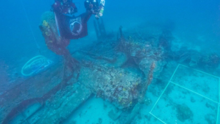 הארכיאולוגים התת ימיים מחפשים כל חומר שנראה כעצם, וושרידי חפצים של החיילים. טוויטר