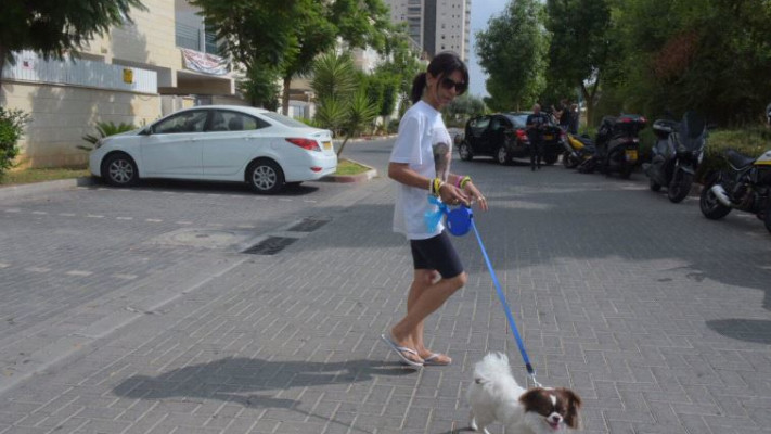 אושרה אזריה בטיול עם הכלב של המשפחה ביום השחרור. צילום אבשלום ששוני