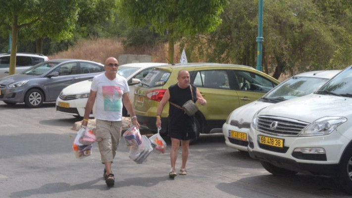 דודו של אלאור אזריה מחוץ לבית המשפחה הבוקר. צילום: אבשלום ששוני