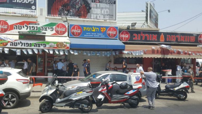 זירת אירוע הדקירה בפתח תקווה. צילום: אלון חכמון 