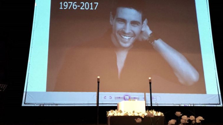 ארונו של אמיר פיי גוטמן ז&quot;ל מוצב בתאטרון הבימה. צילום: אבשלום ששוני