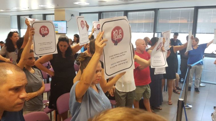 מחאת הורי ילדי הגנים בעת ישיבת עיריית תל אביב. צילום: שחר סקברר