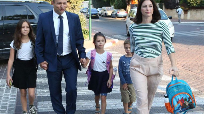 נפתלי בנט בדרך לבית הספר. צילום: עודד קרני