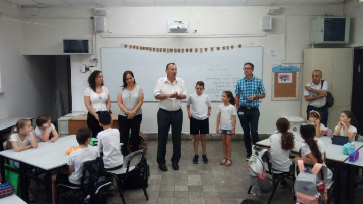 חולדאי מבקר בבי&quot;ס בת&quot;א ביום הראשון לפתיחת שנת הלימודים. צילום: דוברות עיריית ת&quot;א-יפו