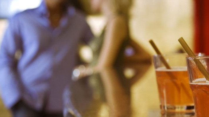 במקום להיות בפריז, תועדה עם גבר אחר באילת